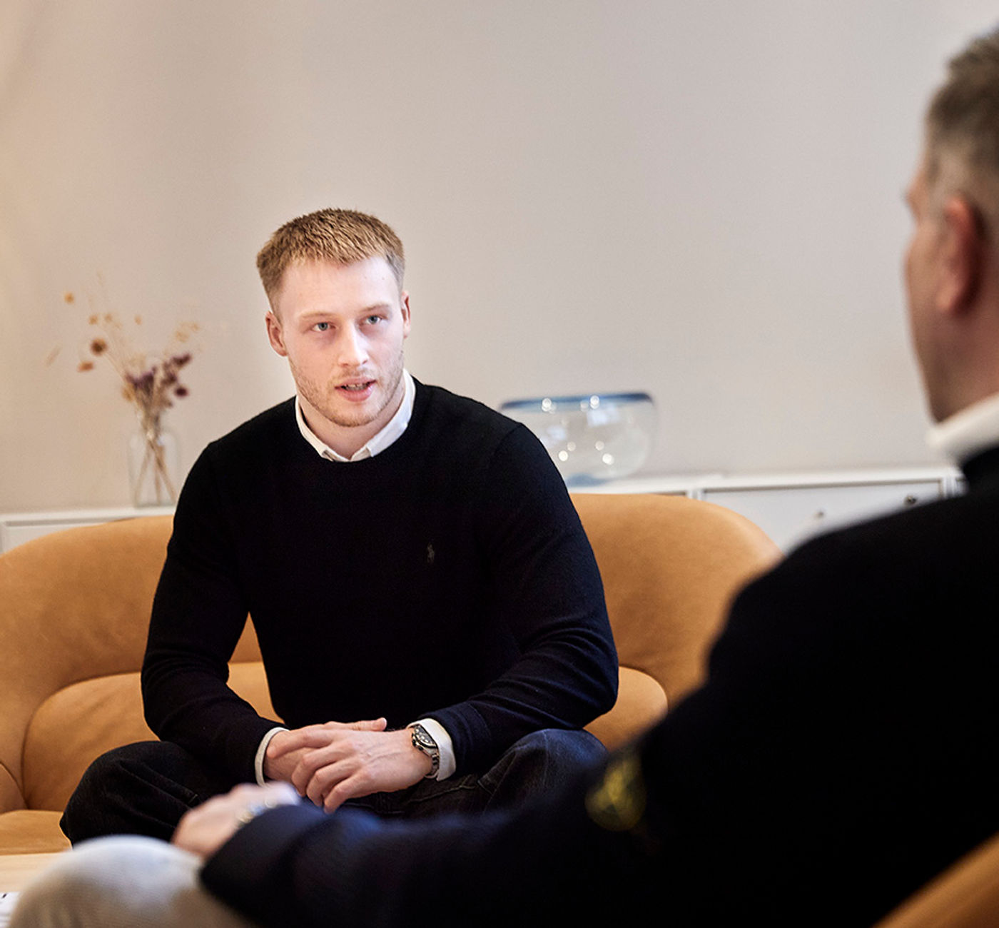 Ledere i dialog omkring et mødebord